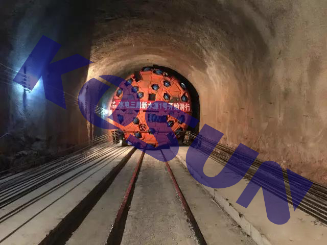 國(guó)產(chǎn)首臺(tái)雙護(hù)盾硬巖掘進(jìn)機(jī)創(chuàng)月進(jìn)尺新紀(jì)錄