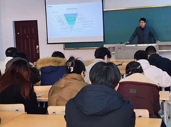 技術(shù)工程師李曉鵬正在講解環(huán)保過(guò)程控制原理